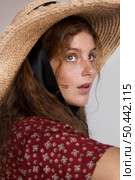 side view portrait woman with straw hat. Стоковое фото, агентство Ingram Publishing / Фотобанк Лори