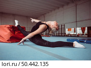 side view woman exercising gymnastics olympics. Стоковое фото, агентство Ingram Publishing / Фотобанк Лори