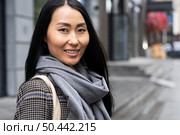smiley model posing city. Стоковое фото, агентство Ingram Publishing / Фотобанк Лори