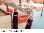 woman using chalk gymnastics training. Стоковое фото, агентство Ingram Publishing / Фотобанк Лори