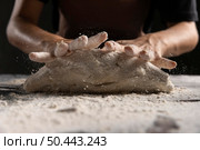 chef s hands kneading dough with flour. Стоковое фото, агентство Ingram Publishing / Фотобанк Лори