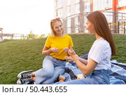 female friends outdoors using sign language. Стоковое фото, агентство Ingram Publishing / Фотобанк Лори