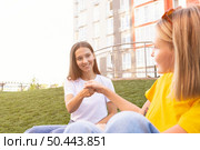 friends communicating with each other using sign language. Стоковое фото, агентство Ingram Publishing / Фотобанк Лори