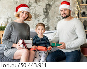 front view child parents being together christmas day. Стоковое фото, агентство Ingram Publishing / Фотобанк Лори