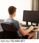 man home quarantine working. Стоковое фото, агентство Ingram Publishing / Фотобанк Лори