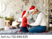 mother son playing bet during christmas time. Стоковое фото, агентство Ingram Publishing / Фотобанк Лори