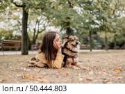 pretty young woman petting her dog 11. Редакционное фото, агентство Ingram Publishing / Фотобанк Лори