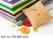 stack fabric with needles buttons. Стоковое фото, агентство Ingram Publishing / Фотобанк Лори
