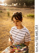 woman holding paint palette with brush. Стоковое фото, агентство Ingram Publishing / Фотобанк Лори