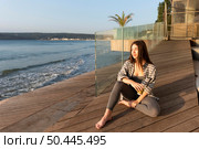 woman sitting beach with copy space. Стоковое фото, агентство Ingram Publishing / Фотобанк Лори