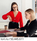 women work using sign language communicate. Стоковое фото, агентство Ingram Publishing / Фотобанк Лори