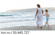 grandmother child walking beach. Стоковое фото, агентство Ingram Publishing / Фотобанк Лори