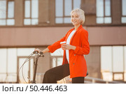 stylish blonde woman posing with her bicycle 3. Стоковое фото, агентство Ingram Publishing / Фотобанк Лори