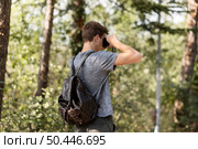 young man enjoying walk forrest. Стоковое фото, агентство Ingram Publishing / Фотобанк Лори