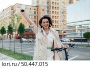 casual woman waving friends outdoors. Стоковое фото, агентство Ingram Publishing / Фотобанк Лори