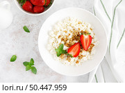 Cheese cottage, curd cheese with granola and fresh strawberry. Breakfast. Healthy food, diet. Top view. Стоковое фото, агентство Ingram Publishing / Фотобанк Лори