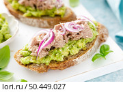 Toasts with canned tuna and avocado guacamole. Healthy food, diet breakfast. Стоковое фото, агентство Ingram Publishing / Фотобанк Лори