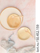 Areca leaf plates with recyclable spoons on a pink marble kitchen counter. Healthy food concept with environmental sustainability concerns. Стоковое фото, агентство Ingram Publishing / Фотобанк Лори