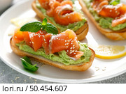 Toasts with salted salmon and avocado guacamole. Стоковое фото, агентство Ingram Publishing / Фотобанк Лори