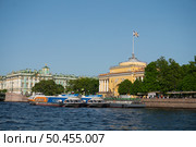 Санкт-Петербург, вид с Невы на восточный флигель Адмиралтейства и Зимний двроец. Редакционное фото, фотограф Николай Алмаев / Фотобанк Лори