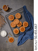 Caramel cookies flowing out of the oven, in the kitchen after baking. Стоковое фото, агентство Ingram Publishing / Фотобанк Лори