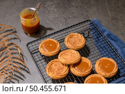 Caramel cookies flowing out of the oven, in the kitchen after baking. Стоковое фото, агентство Ingram Publishing / Фотобанк Лори