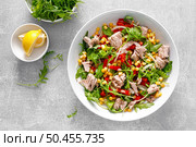 Canned tuna salad with arugula and fresh vegetables, top view. Стоковое фото, агентство Ingram Publishing / Фотобанк Лори