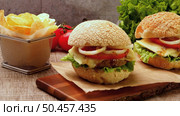 Homemade veggie burger served on wooden table. Стоковое фото, агентство Ingram Publishing / Фотобанк Лори