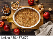 Apple crumble with oatmeal, walnuts and cinnamon. Top view. Стоковое фото, агентство Ingram Publishing / Фотобанк Лори