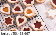 Homebaked Christmas Cookies With fruit Jam filling and Icing Sugar. Стоковое фото, агентство Ingram Publishing / Фотобанк Лори