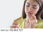 Woman hand holding a contraceptive panel prevent pregnancy. Стоковое фото, агентство Ingram Publishing / Фотобанк Лори