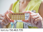 Woman hand holding a contraceptive panel prevent pregnancy. Стоковое фото, агентство Ingram Publishing / Фотобанк Лори