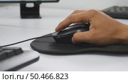 Hand Clicking Mouse, Using a Computer Mouse, Clicking with a Mouse, Mouse Click Action. Стоковое видео, видеограф ALEJANDRO PEREZ ALVARES / Фотобанк Лори