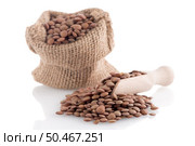 Burlap bag with lentils and wooden scoop on white background. Стоковое фото, агентство Ingram Publishing / Фотобанк Лори