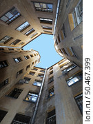 Город Санкт-Петербург. Двор-колодец (2023 год). Стоковое фото, фотограф EgleKa / Фотобанк Лори