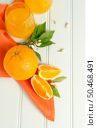 Freshly squeezed orange juice on wood background. Стоковое фото, агентство Ingram Publishing / Фотобанк Лори