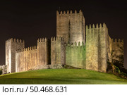 Medieval castle in Guimaraes city at night, Norte region of Portugal. Стоковое фото, агентство Ingram Publishing / Фотобанк Лори