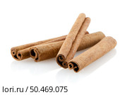 Cinnamon sticks on white reflective background. Стоковое фото, агентство Ingram Publishing / Фотобанк Лори