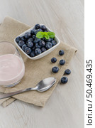 Yogurt with fresh blueberries on a wooden table set. Стоковое фото, агентство Ingram Publishing / Фотобанк Лори