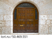Old wooden entrance door in Valladolid, "Castilla y Leon", Spain. Стоковое фото, агентство Ingram Publishing / Фотобанк Лори