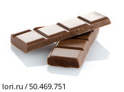 Closeup detail of chocolate parts on white background. Стоковое фото, агентство Ingram Publishing / Фотобанк Лори