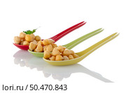 chickpeas over ceramic spoons on white background. Стоковое фото, агентство Ingram Publishing / Фотобанк Лори