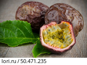 Passion fruits on wooden background. Стоковое фото, агентство Ingram Publishing / Фотобанк Лори