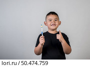 Little boy brushing his teeth in studio photo. Стоковое фото, агентство Ingram Publishing / Фотобанк Лори
