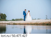Asian bride and Caucasian groom have romance time and happy together . Стоковое фото, агентство Ingram Publishing / Фотобанк Лори
