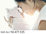 The newborn baby sleeping in the hands of the mother and the nose collided. Стоковое фото, агентство Ingram Publishing / Фотобанк Лори