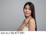 The woman wore a white strapless dress and hands rested on her shoulders. Стоковое фото, агентство Ingram Publishing / Фотобанк Лори