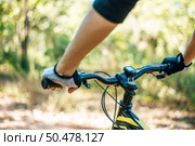 Mountain cyclists grasp the bike handle, focusing on the bicycle neck. Стоковое фото, агентство Ingram Publishing / Фотобанк Лори