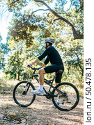 Mountain cyclists sitting on bicycles. Стоковое фото, агентство Ingram Publishing / Фотобанк Лори