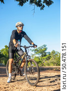 Mountain cyclists sit on bicycles and carry water bottles. Стоковое фото, агентство Ingram Publishing / Фотобанк Лори
